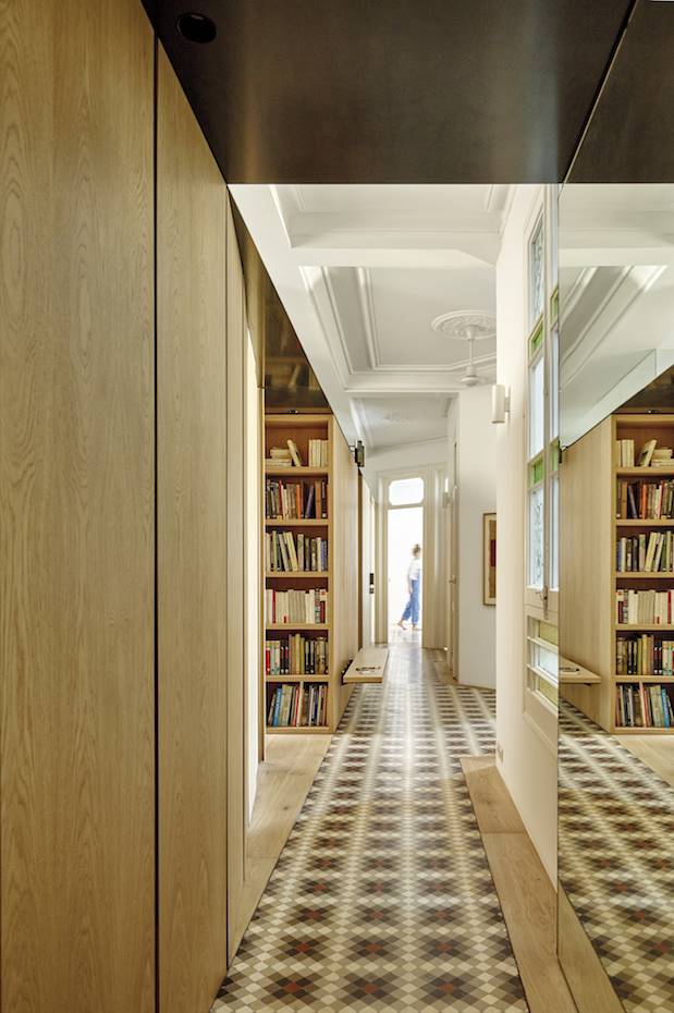 Usar espejos para dar sensación de amplitud. Proyecto de Built Arquitectes.